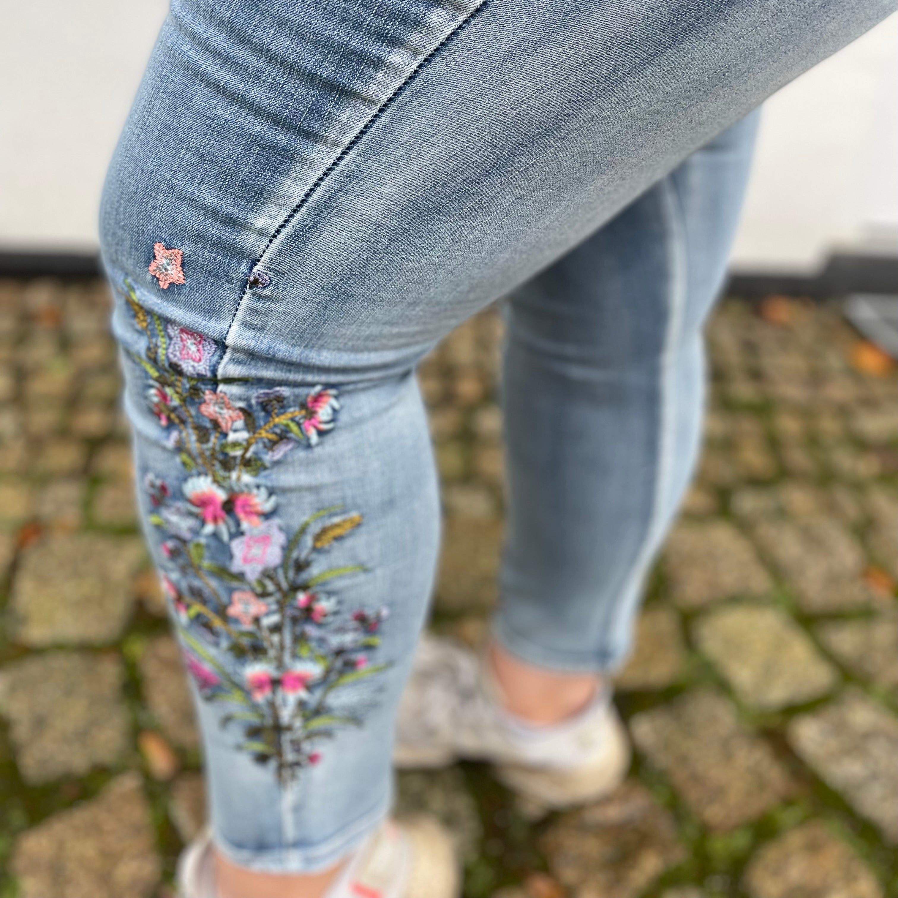 DNYcph Plus Size Tea Embroidered Jeans DENIM/TWILL 919699 BENNETON LIGHT BLUE