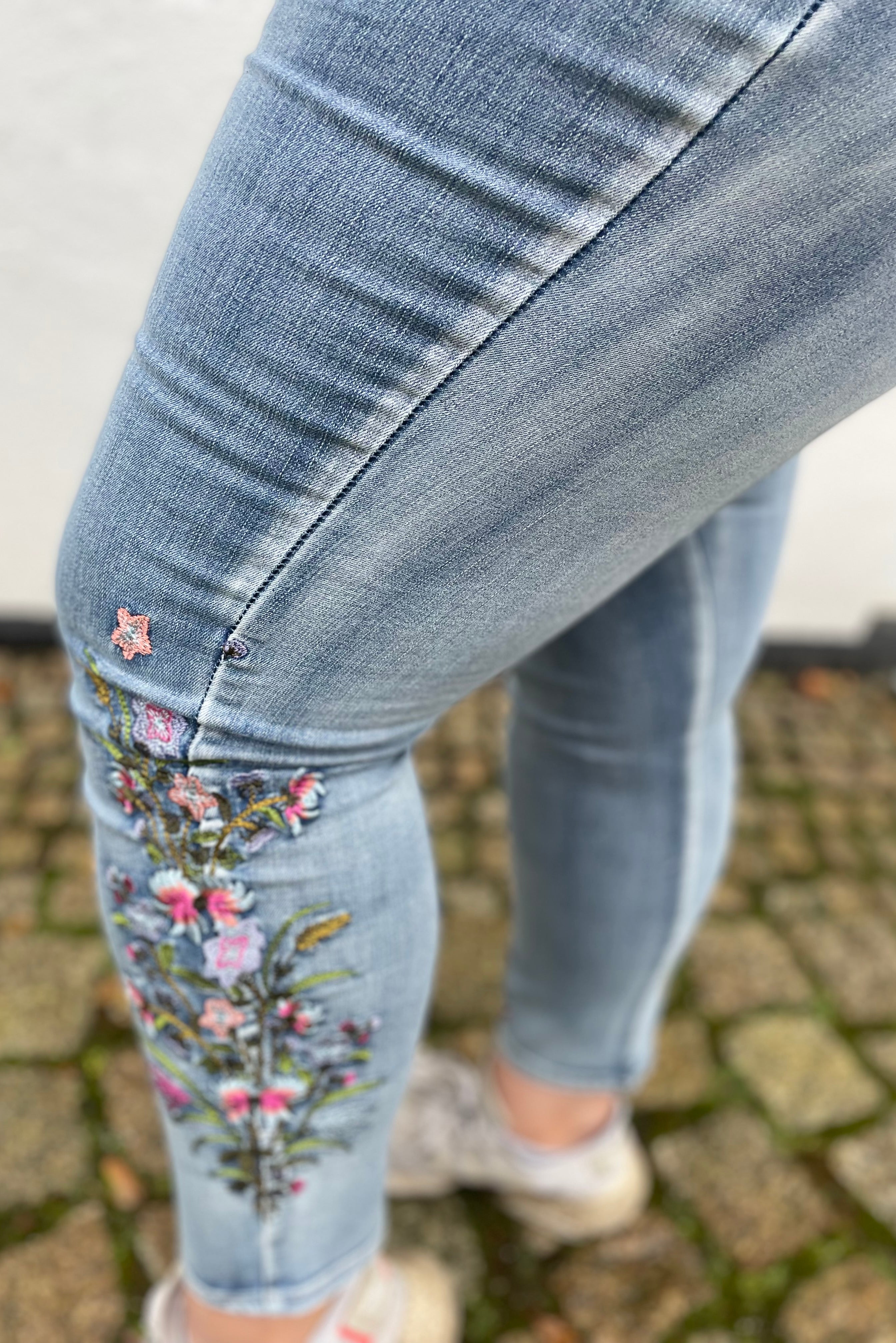 DNYcph Plus Size Tea Embroidered Jeans DENIM/TWILL 919699 BENNETON LIGHT BLUE